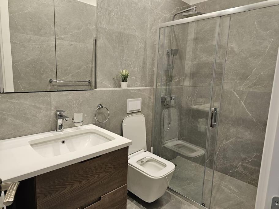 Apartament Deluxe Flat With Garden_Tirana Zewnętrze zdjęcie